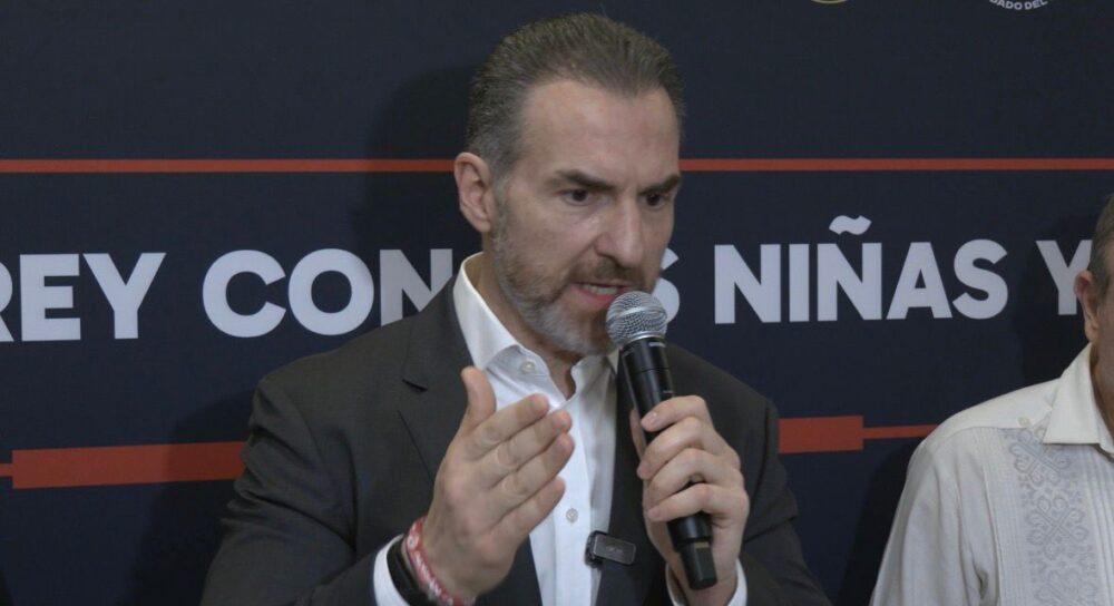 El alcalde de Monterrey, Adrián de la Garza, denuncia amenazas tras finalizar un establecimiento en la ciudad.