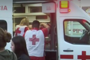 Falta de precaución y condiciones climáticas provocan accidente de taxista en Torreón, afectando a una menor.