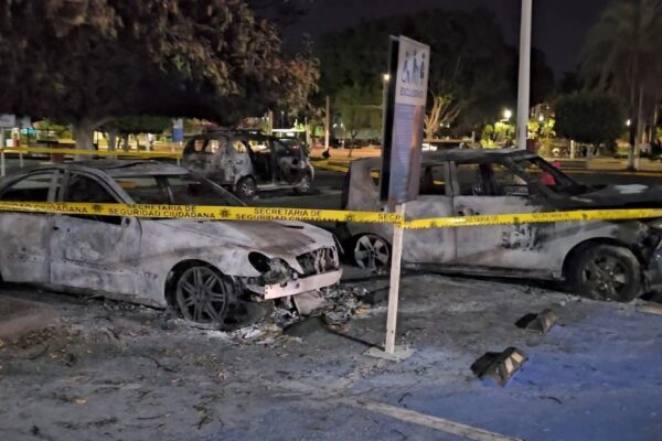 Un violento ataque en Guadalajara causa daños a vehículos y comercios, dejando a la comunidad en estado de alarma.