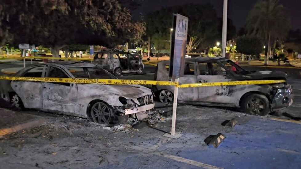 Un violento ataque en Guadalajara causa daños a vehículos y comercios, dejando a la comunidad en estado de alarma.