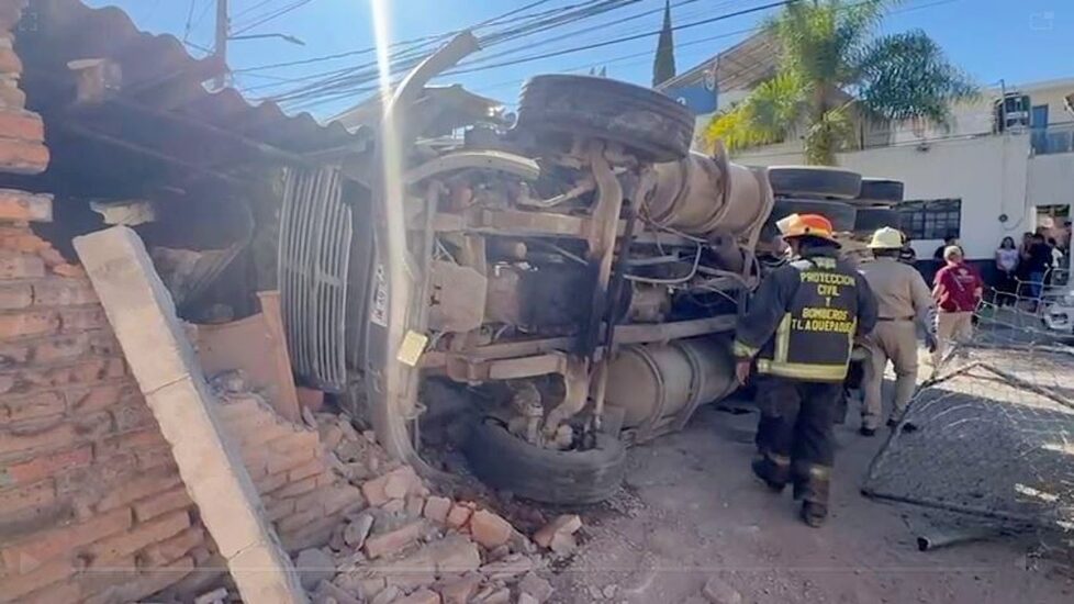 Un accidente en Tlaquepaque deja a una familia y su bebé atrapados en los escombros tras un choque.