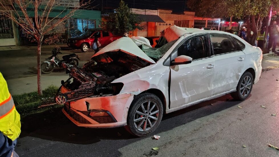 Un automovilista bajo los efectos del alcohol chocó su vehículo contra un camión en Torreón. Descubre los detalles.