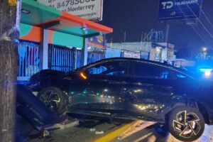 Un accidente en Guadalupe deja a un hombre gravemente herido mientras esperaba el transporte público.