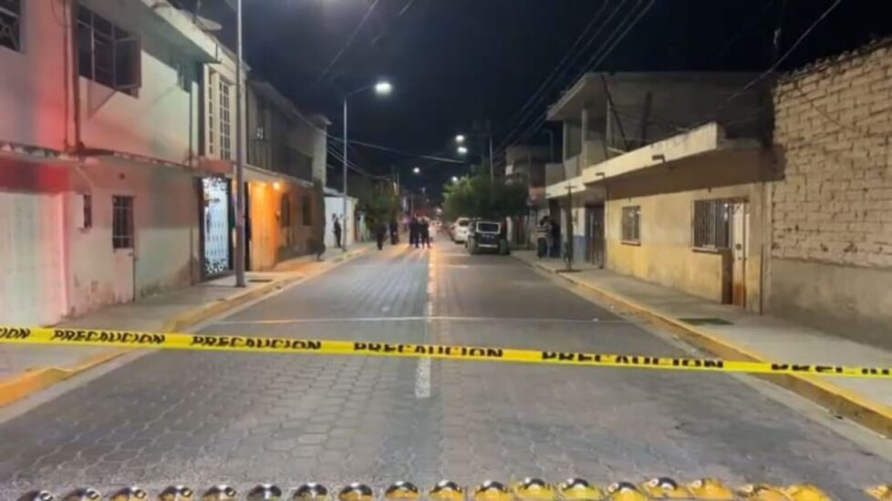 La violencia en Tehuacán se intensifica, un vehículo funerario es blanco de ataque armado. Detalles y análisis.