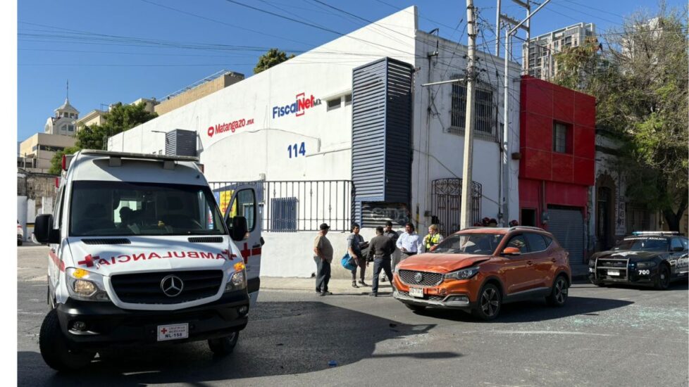 Un choque entre un auto y una camioneta en Monterrey dejó dos personas lesionadas, generando preocupación en la comunidad.