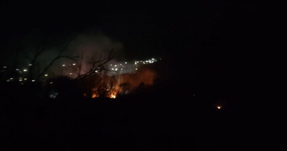 Un incendio en las laderas del Cerro de la Silla pone en riesgo la flora local y la biodiversidad de la zona.