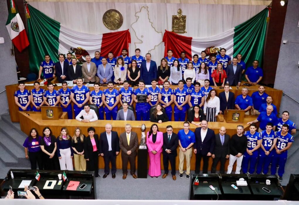 El congreso local de Monterrey homenajea a los Auténticos Tigres por su reciente victoria en la ONEFA 2025.