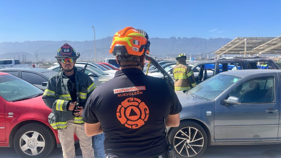 Un intenso incendio se registró en un estacionamiento de San Nicolás, donde varios vehículos fueron afectados. La situación fue controlada.