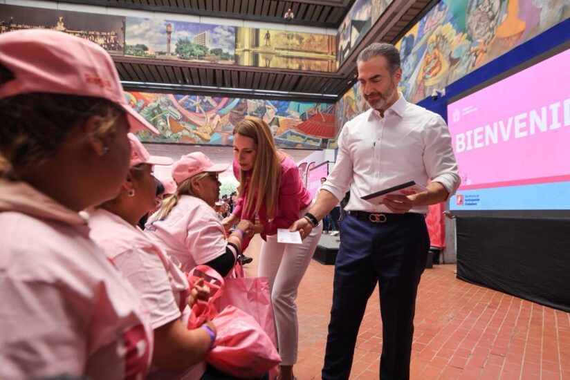 Adrián de la Garza apoya a 500 mujeres en Monterrey