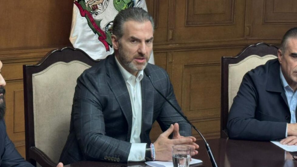 El alcalde de Monterrey, Adrián de la Garza, analiza su posible registro como candidato ciudadano del PAN para las elecciones de 2027.