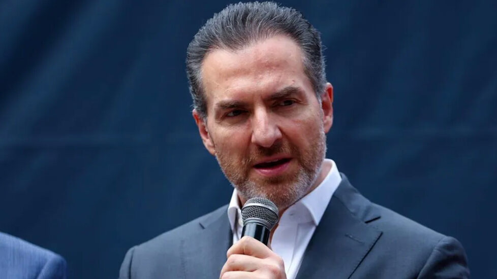 El alcalde Adrián de la Garza responde a Claudia Sheinbaum sobre el manejo de regidurías en Monterrey y busca claridad.