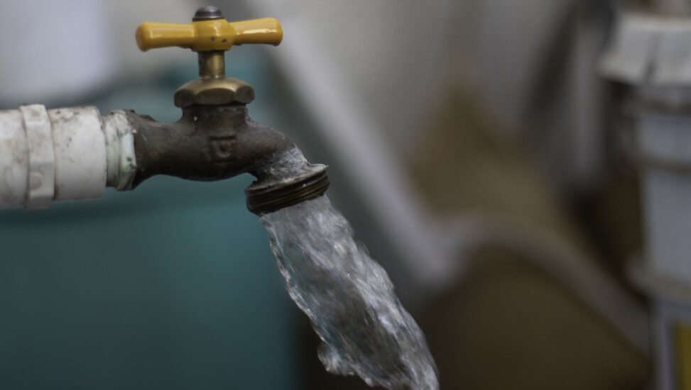Más de 60 colonias enfrentan cortes temporales de agua debido a los fuertes vientos de un nuevo frente frío.