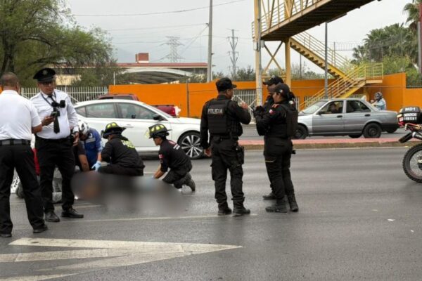 Un intento de cruce peatonal dejó a un hombre lesionado y provocó un choque en Monterrey, generando caos vial.