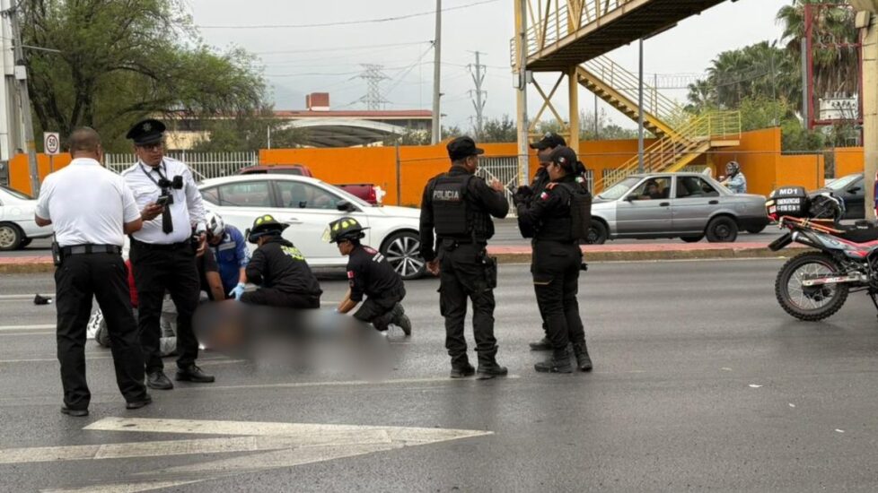 Un intento de cruce peatonal dejó a un hombre lesionado y provocó un choque en Monterrey, generando caos vial.
