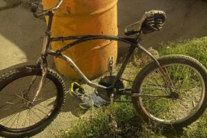 Un ciclista de 21 años lucha por su vida tras ser embestido por un automovilista que se dio a la fuga.