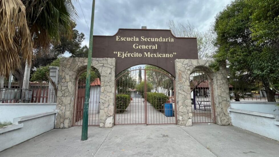 Una alumna de 13 años cae del segundo piso de su secundaria, causando conmoción en la comunidad educativa de Saltillo.