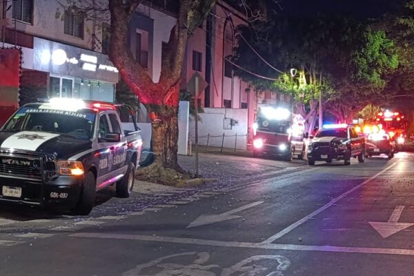 Dos empleadas resultaron afectadas en un incendio provocado en una tienda Oxxo en Guadalajara tras un ataque con bomba molotov.