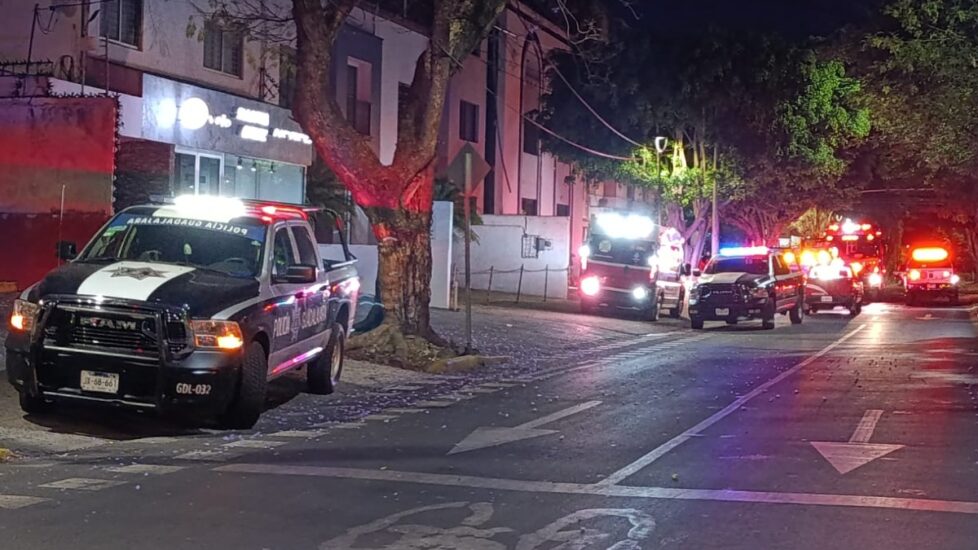 Dos empleadas resultaron afectadas en un incendio provocado en una tienda Oxxo en Guadalajara tras un ataque con bomba molotov.