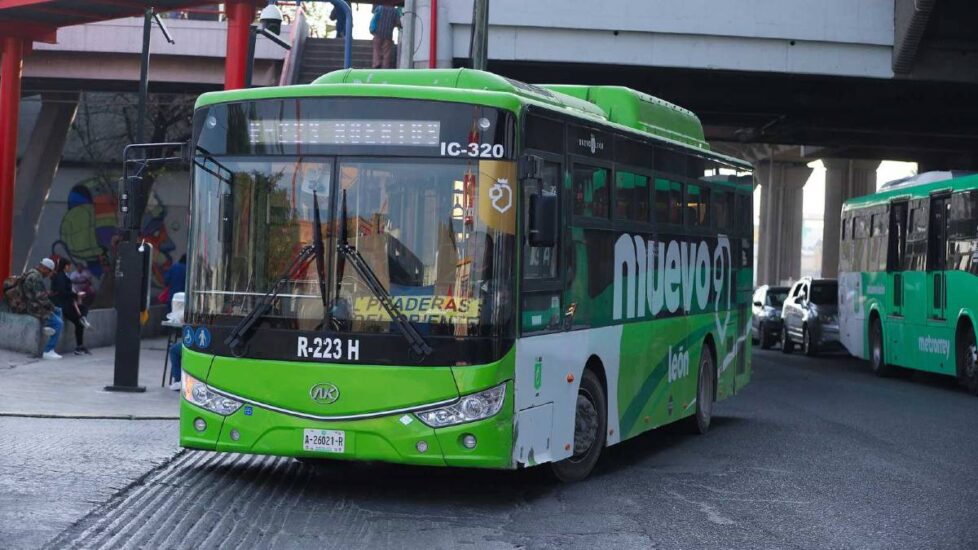 El secretario general de Gobierno de Nuevo León asegura que no habrá incremento en la tarifa del transporte público en 2026.
