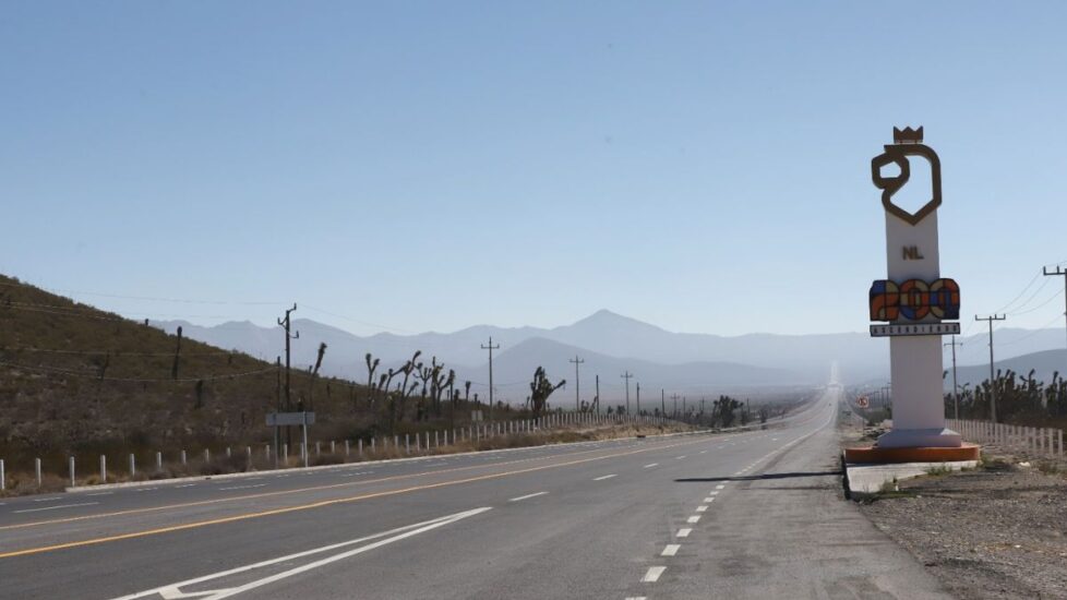 La carretera Interserrana de Galeana presenta un estado de abandono que despierta inquietudes sobre su mantenimiento y relevancia cultural.