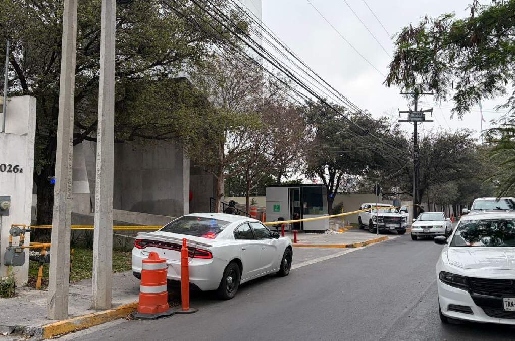 Autoridades locales realizan un cateo en Monterrey, en búsqueda de información sobre un departamento en la Torre Platinum.