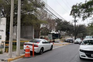 Autoridades locales realizan un cateo en Monterrey, en búsqueda de información sobre un departamento en la Torre Platinum.