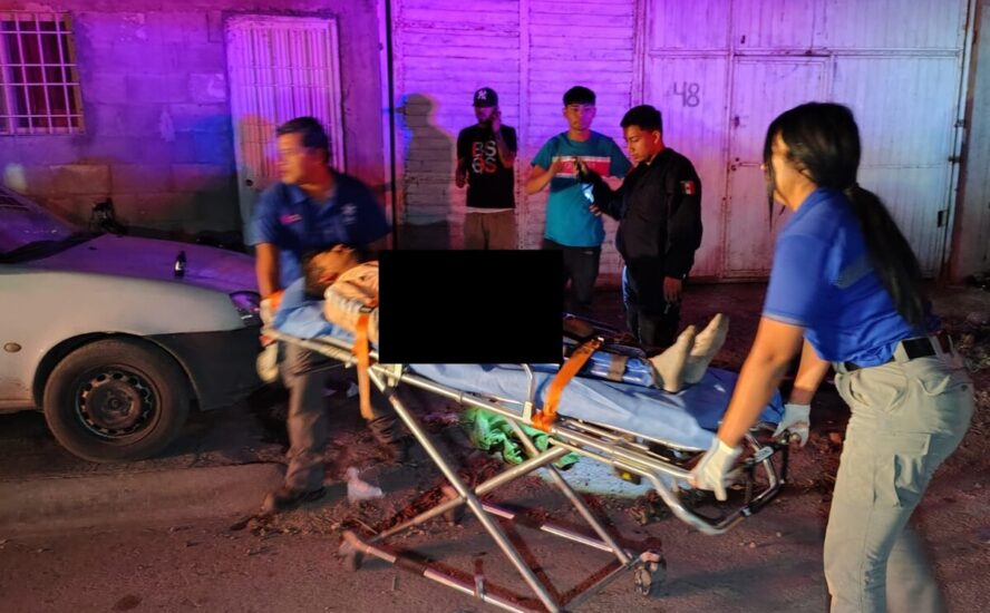 Un ciclista de 24 años fue apuñalado y golpeado en un violento ataque en Torreón, dejando múltiples heridas.