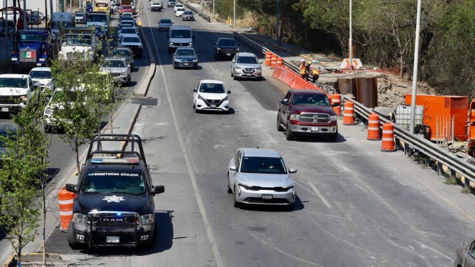 La avenida Morones Prieto vuelve a contar con su carril exprés, mejorando la movilidad en Monterrey.