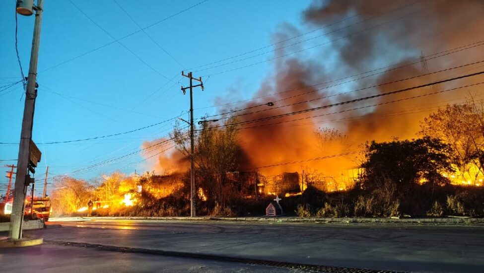 Un fuerte incendio afecta vehículos en desuso en la Ruta 80 Tacubaya, generando preocupación en la comunidad juarense.