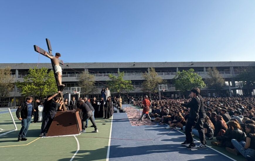 La Prepa UDEM reunió a dos mil estudiantes y docentes en un emotivo viacrucis con la mirada del apóstol Juan.
