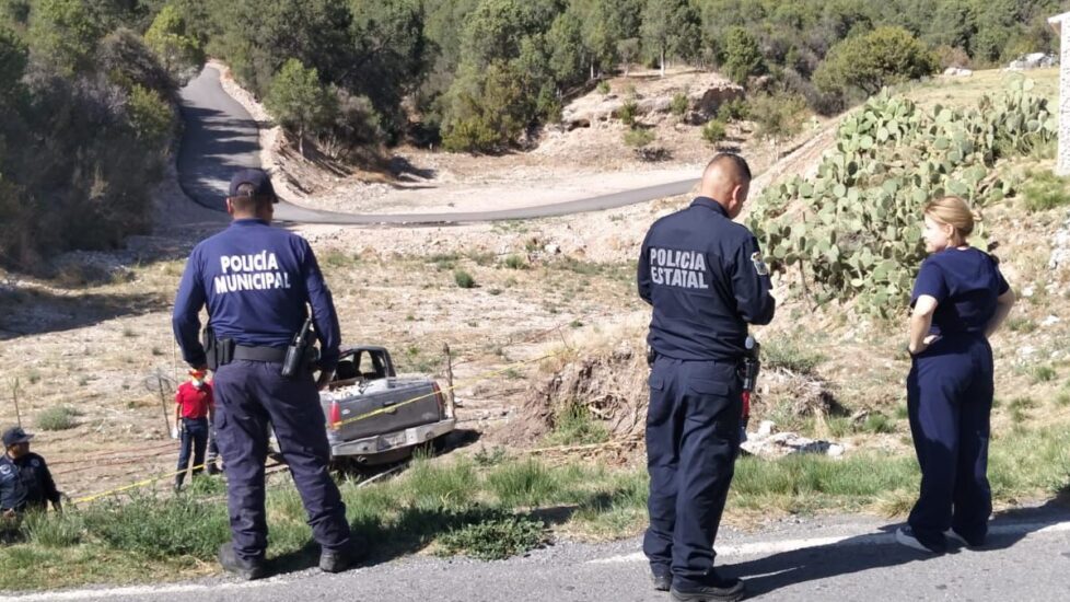 Un trágico accidente en carretera a Los Lirios dejó un muerto tras una volcadura en Arteaga.