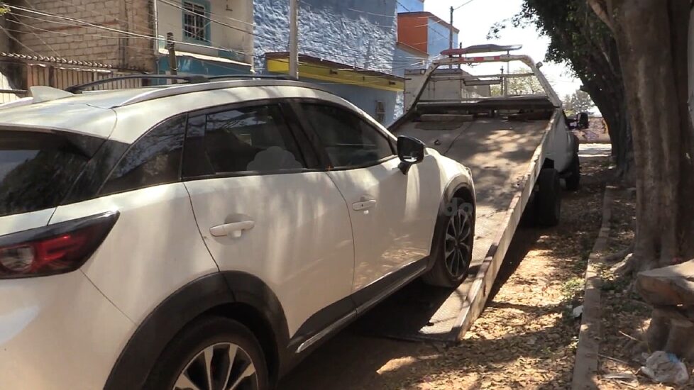 Un operativo policial en Zapopan llevó a la recuperación de vehículos robados en una vivienda destinada a ocultarlos.