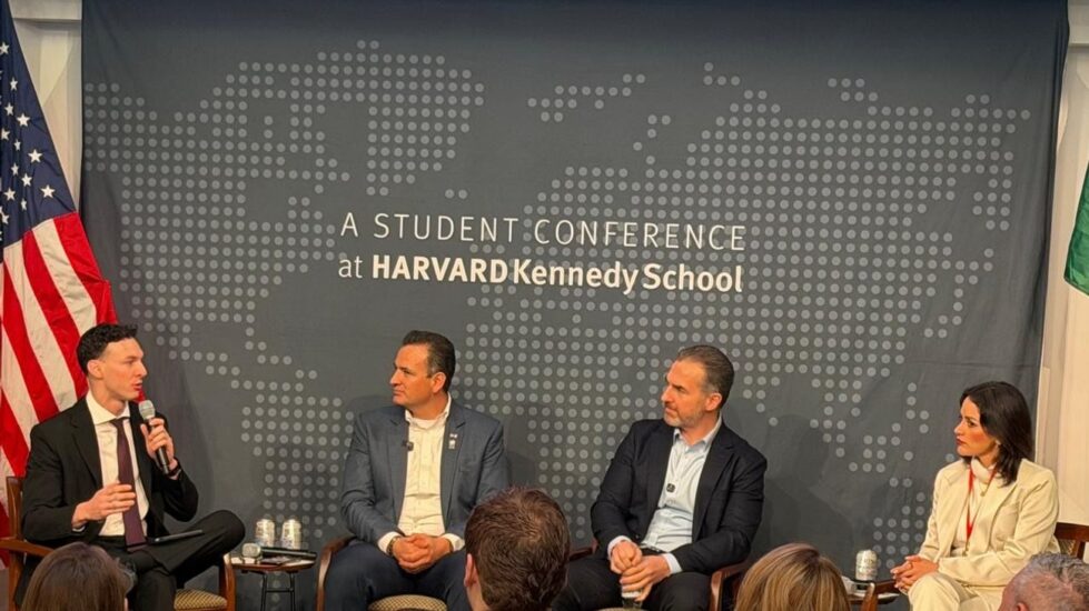 Adrián de la Garza participó en Harvard analizando democracia y seguridad en el contexto del 8M para mexicanas.