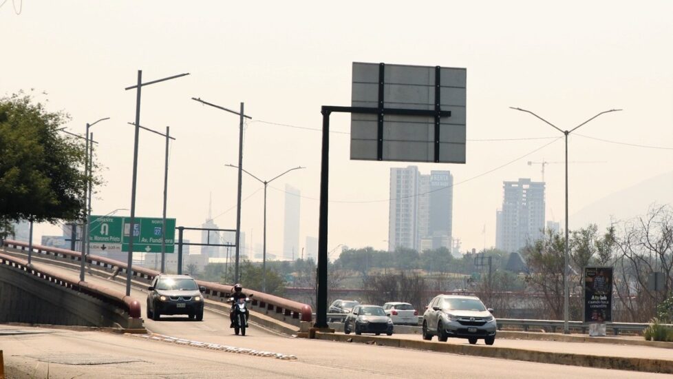 La situación en el carril exprés de Morones Prieto genera incertidumbre en Monterrey y responsabilidades políticas entre las autoridades.