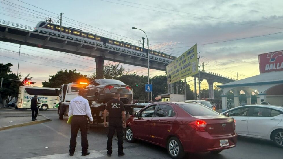 Más de 3 mil multas y 40 vehículos irregulares fueron retirados en Tlaquepaque y Zapopan tras rigurosos operativos.