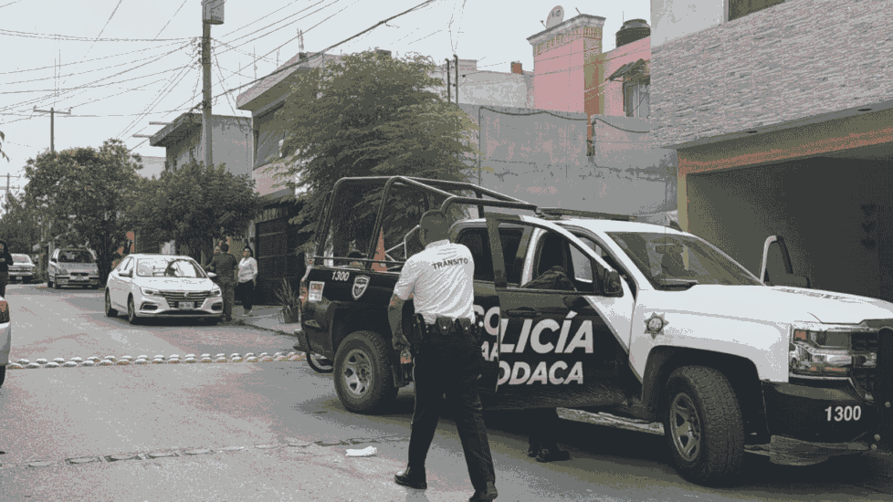 Policías de Apodaca lograron rescatar a una mujer retenida en una estética, tras una peligrosa situación con su agresor.