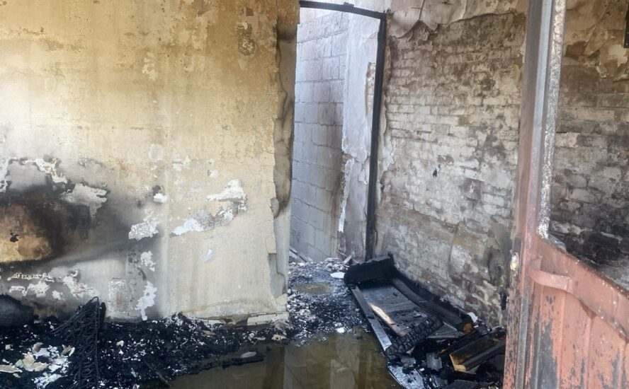 Una mujer mayor logró escapar de un incendio que consumió su hogar en Gómez Palacio, pero su perro no sobrevivió.