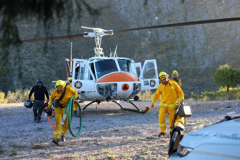 Protección Civil reanuda acciones en Galeana para controlar un devastador incendio forestal en la Sierra Mesa San Lucas.