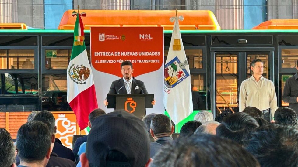 Samuel García presenta nuevos camiones para mejorar el transporte en Nuevo León