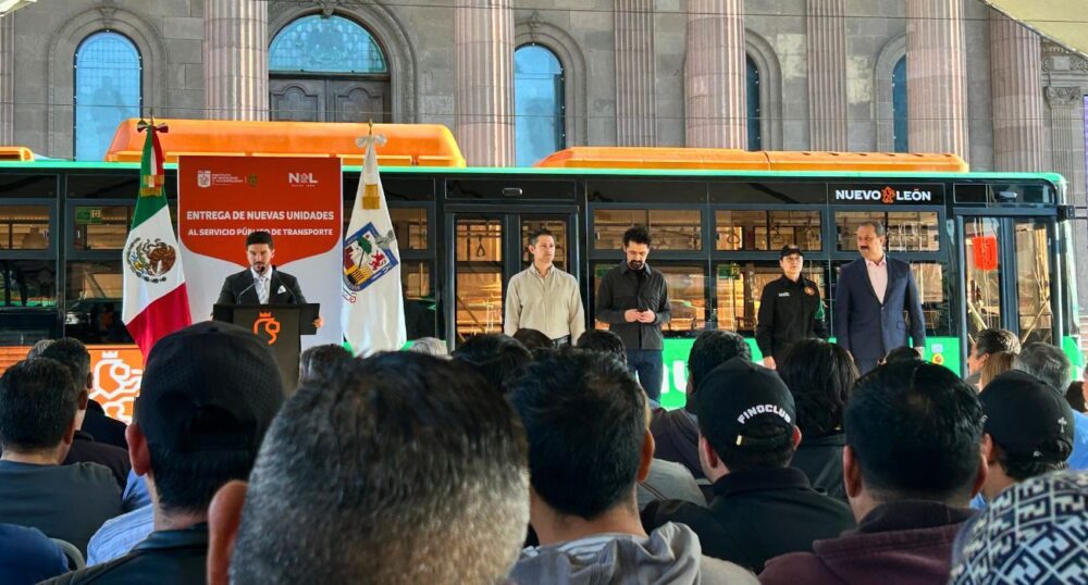 Samuel García presenta 60 nuevas unidades de transporte público en Nuevo León