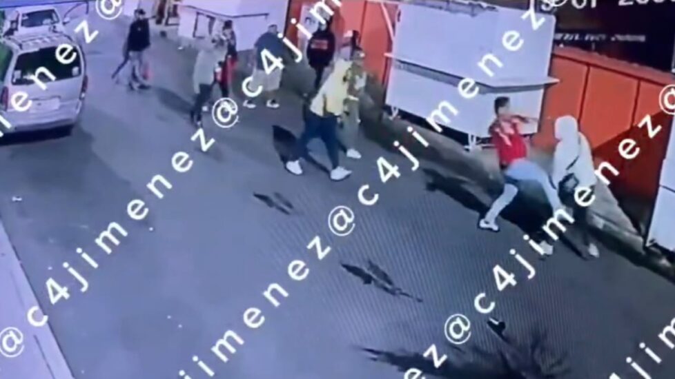Cuatro hombres fueron arrestados en Iztapalapa tras agredir a su vecino en un violento ataque que fue grabado.