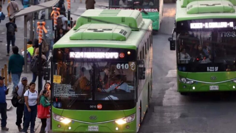 La incertidumbre sobre el aumento de tarifas en el transporte público de Nuevo León se intensifica a medida que se avecina una decisión.