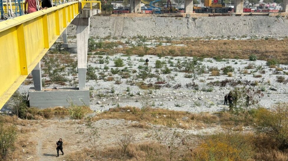 Un trágico accidente ocurre en Monterrey, donde un hombre muere al caer desde el Puente del Papa hacia el río Santa Catarina.