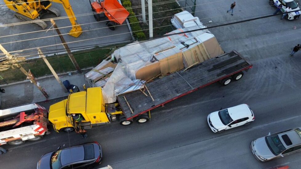 Un tráiler volcado en la avenida Miguel Alemán generó descontrol vial en Apodaca, afectando a miles de conductores.