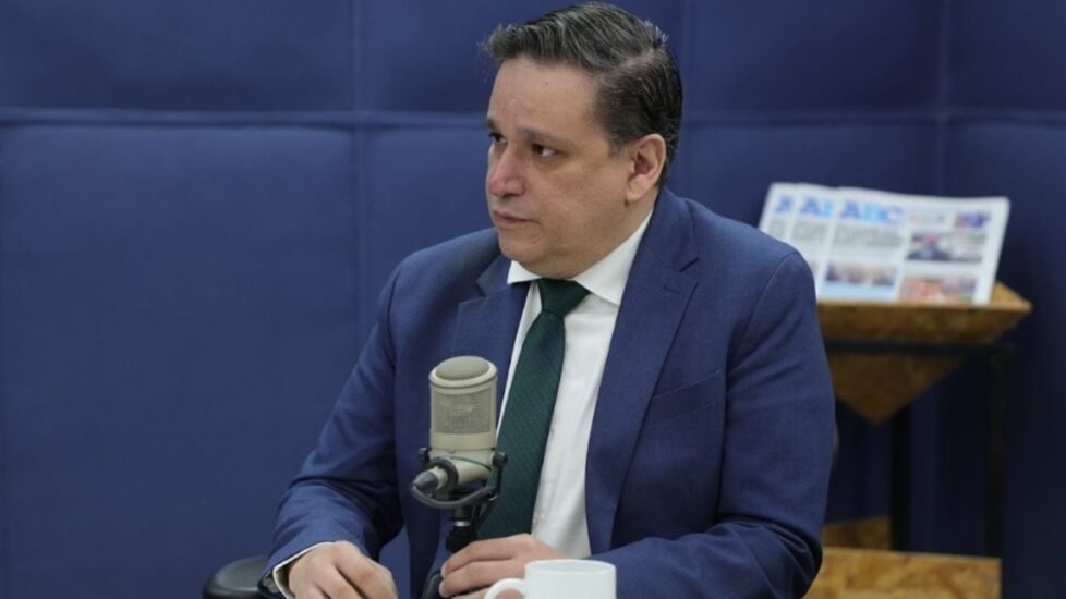 Ulises Carlin bajo sospecha por funciones duales en gobierno de NL