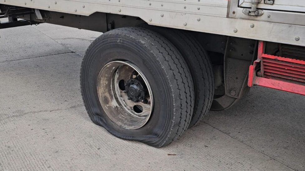 Un ataque con ponchallantas en Tala, Jalisco causó daños a 15 vehículos, mientras la Guardia Nacional mantiene vigilancia en la zona.