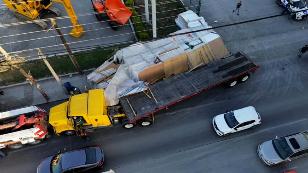 Un tráiler volcó en Avenida Miguel Alemán, causando serios problemas viales y retrasos significativos para los automovilistas.