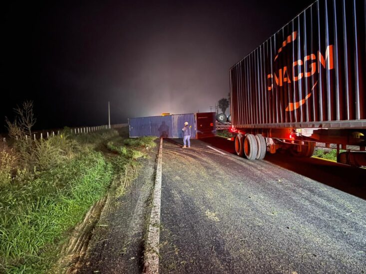 Un volcamiento de tráiler causó el cierre total de ambos carriles en el kilómetro 173 en Linares, afectando a cientos de conductores.