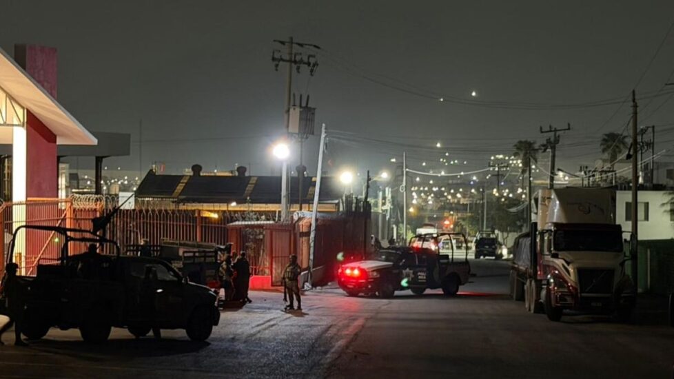 Autoridades investigan la muerte de un chofer encontrado sin vida en un tráiler en Santa Catarina, conmoción en la comunidad.