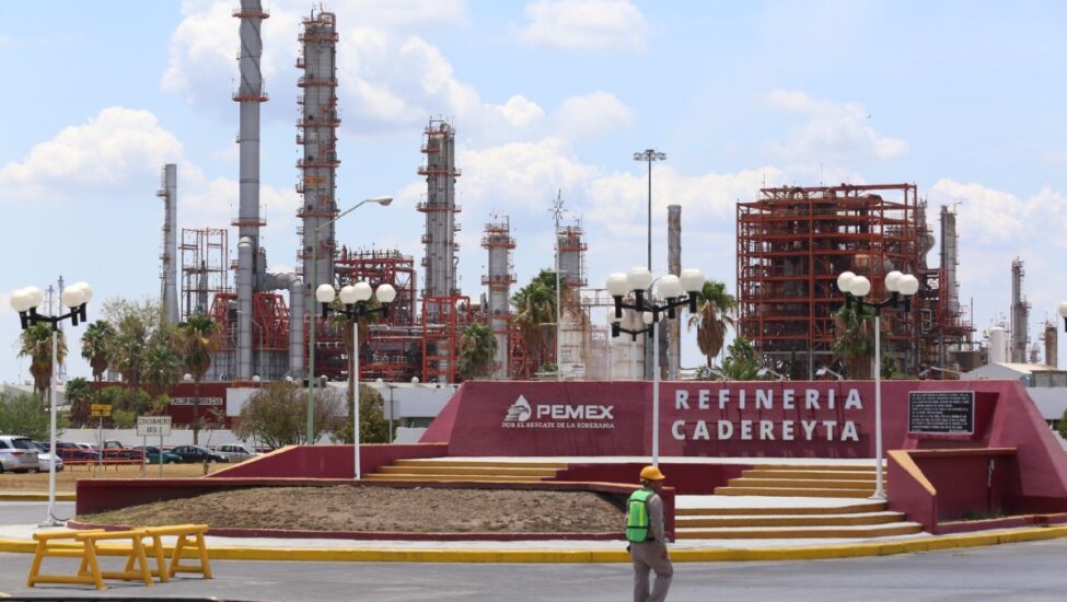 Vecinos de Cadereyta denuncian graves problemas de salud por la contaminación generada por la refinería de Pemex.
